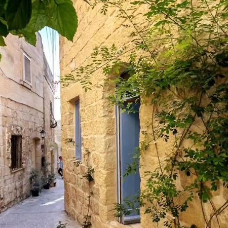 Historic Hideaways - 900 Year Old Converted Studios Victoria Esterno foto