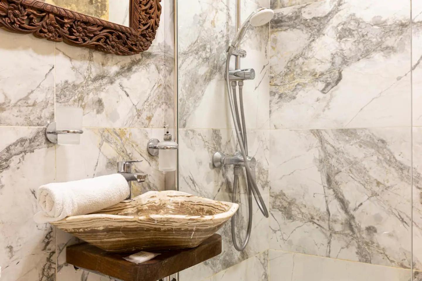 Historic Hideaways - 900 Year Old Converted Studios Victoria Esterno foto