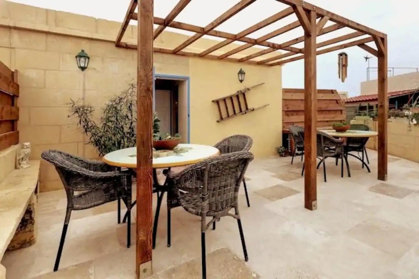 Historic Hideaways - 900 Year Old Converted Studios Victoria Esterno foto