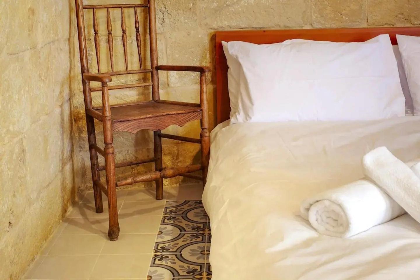Historic Hideaways - 900 Year Old Converted Studios Victoria Esterno foto