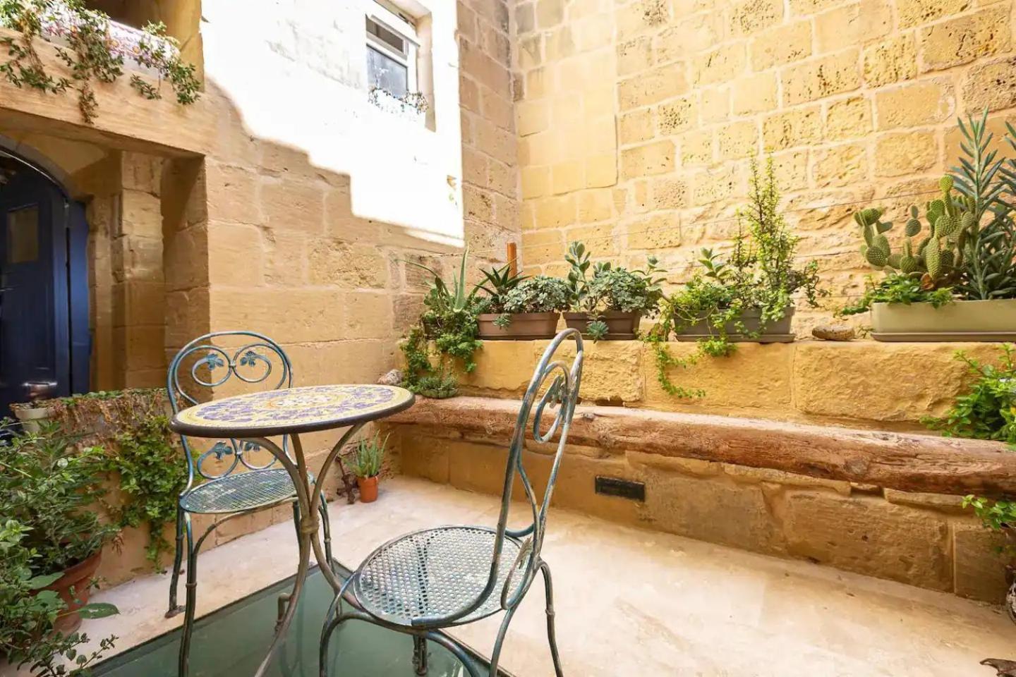 Historic Hideaways - 900 Year Old Converted Studios Victoria Esterno foto