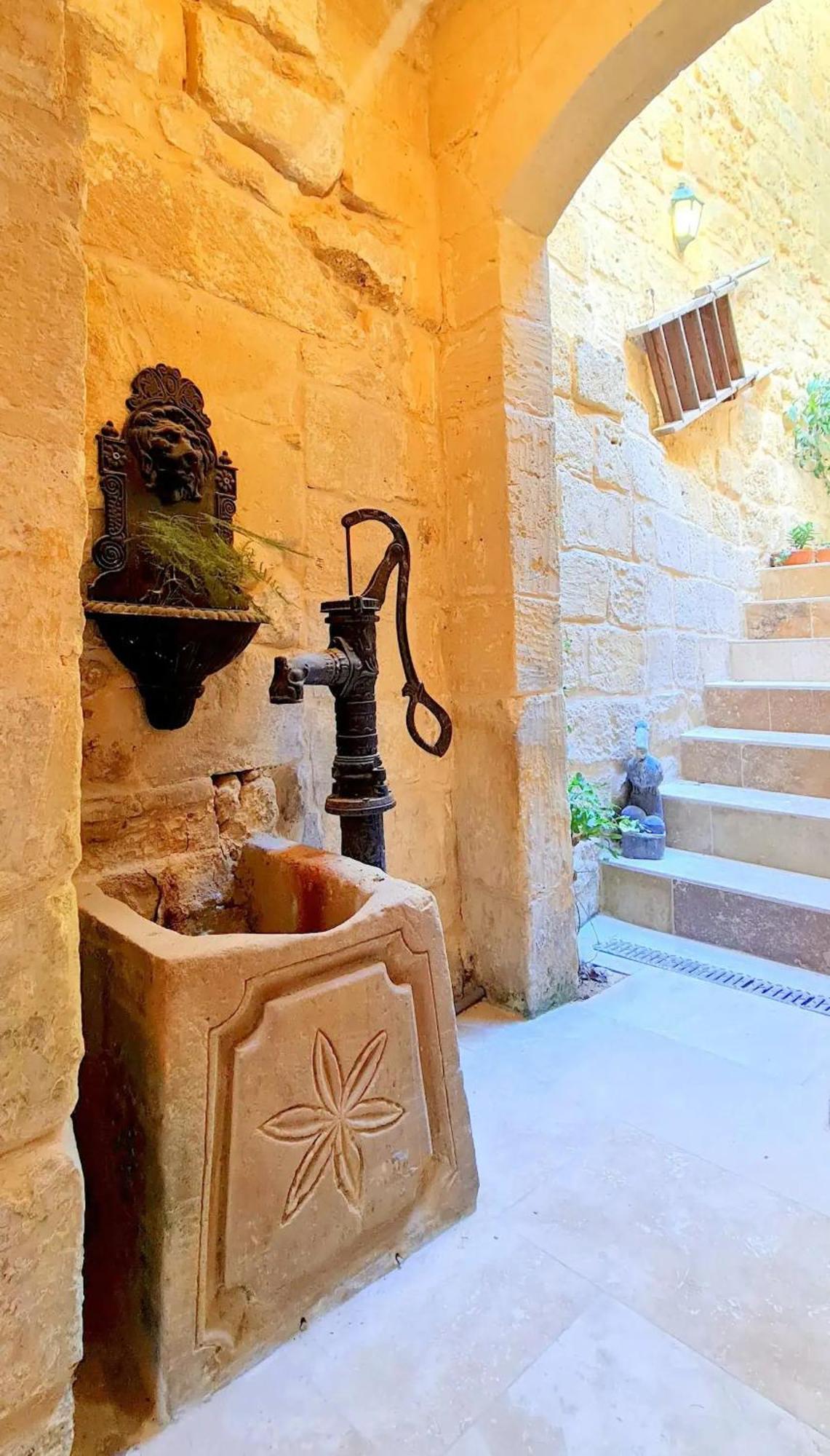 Historic Hideaways - 900 Year Old Converted Studios Victoria Esterno foto