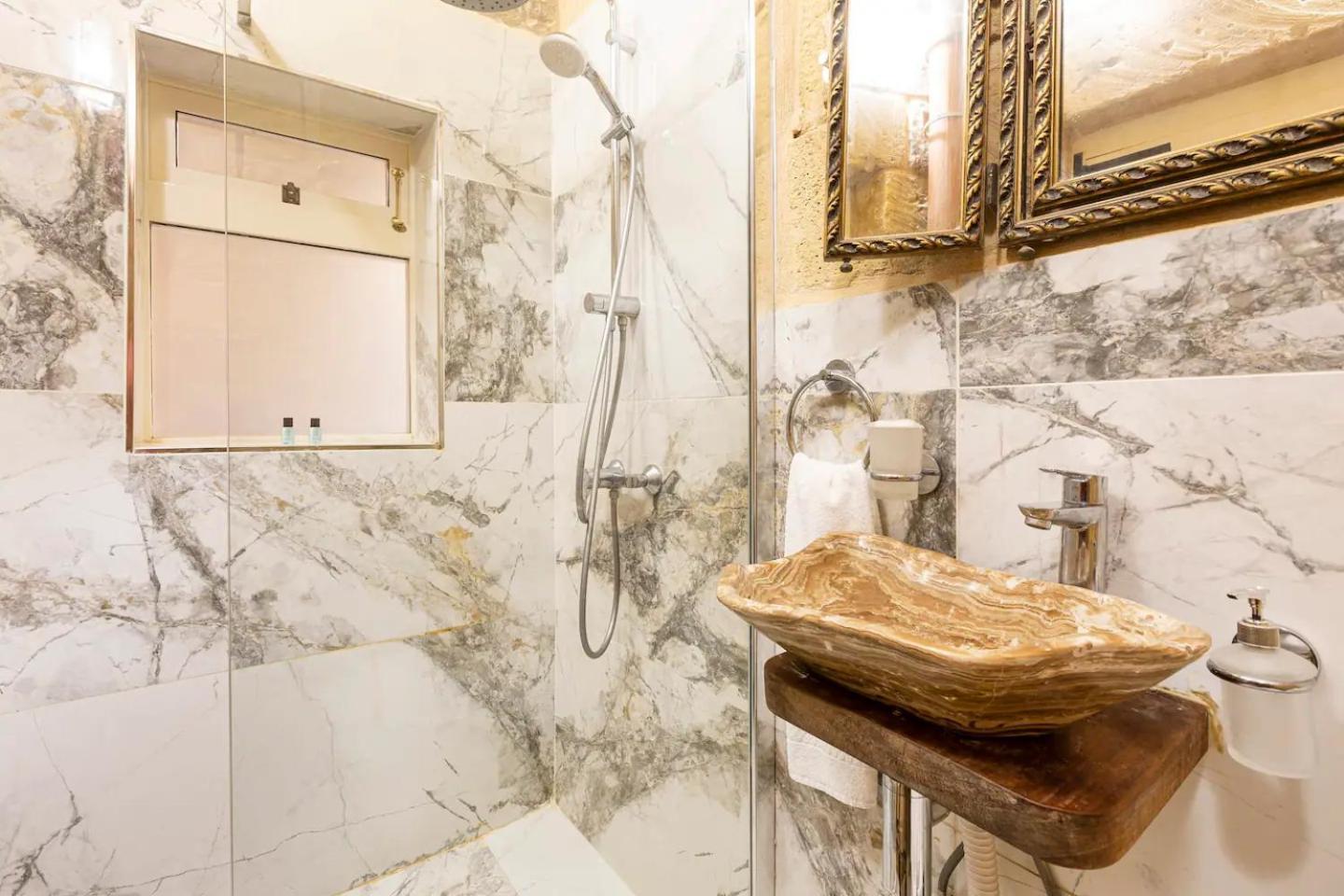 Historic Hideaways - 900 Year Old Converted Studios Victoria Esterno foto