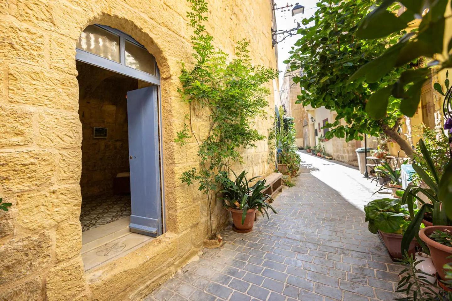 Historic Hideaways - 900 Year Old Converted Studios Victoria Esterno foto