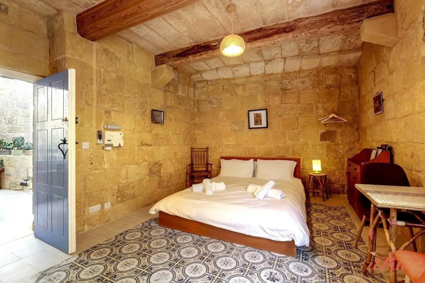 Historic Hideaways - 900 Year Old Converted Studios Victoria Esterno foto