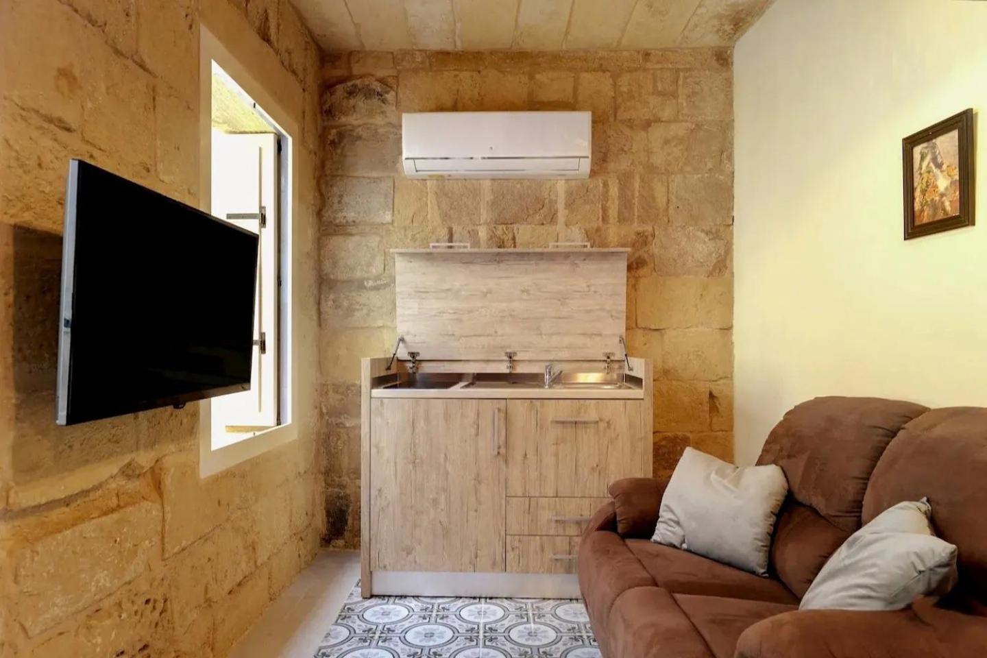 Historic Hideaways - 900 Year Old Converted Studios Victoria Esterno foto