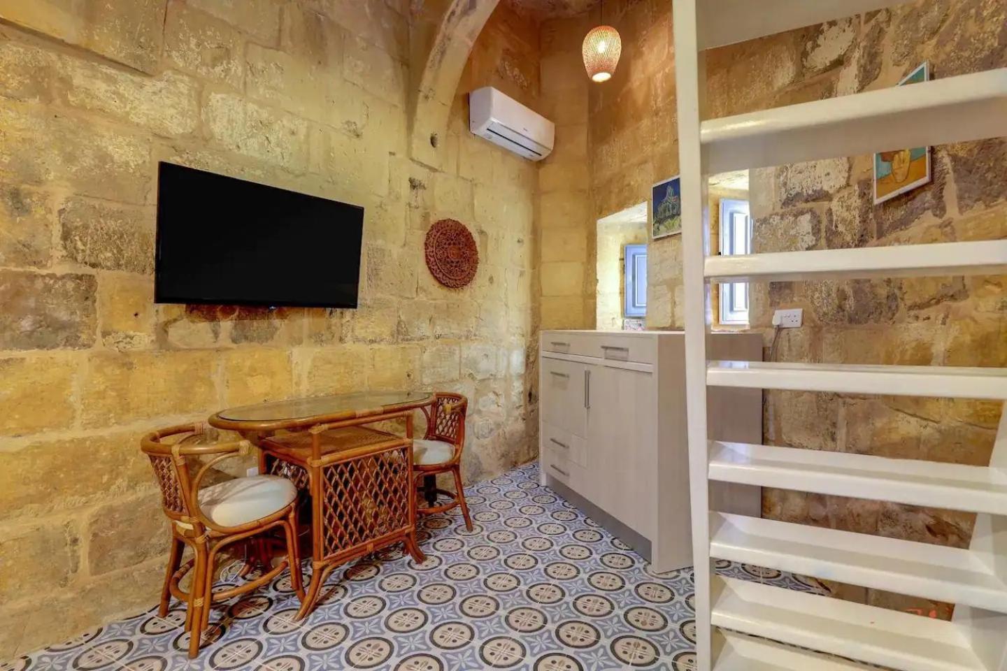 Historic Hideaways - 900 Year Old Converted Studios Victoria Esterno foto