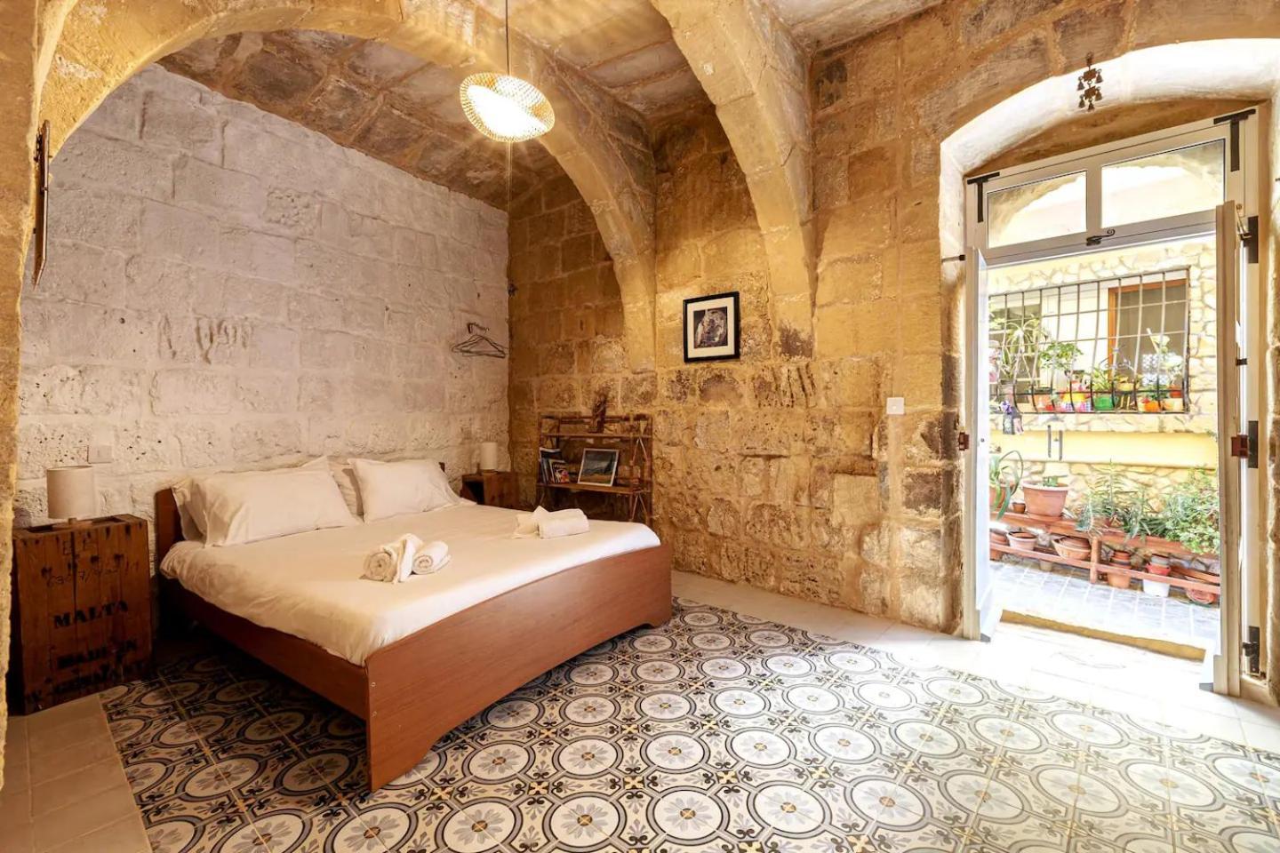 Historic Hideaways - 900 Year Old Converted Studios Victoria Esterno foto