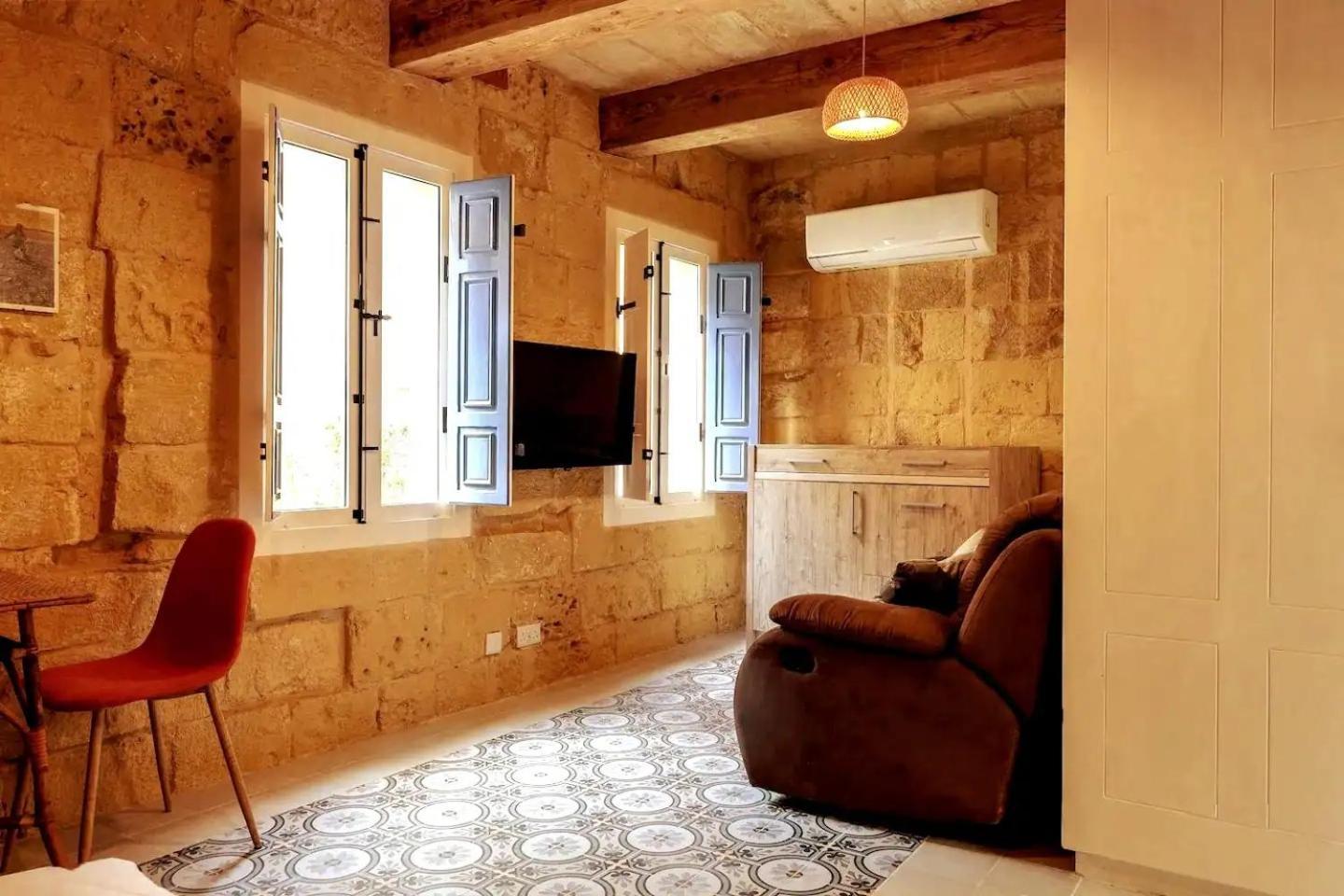 Historic Hideaways - 900 Year Old Converted Studios Victoria Esterno foto