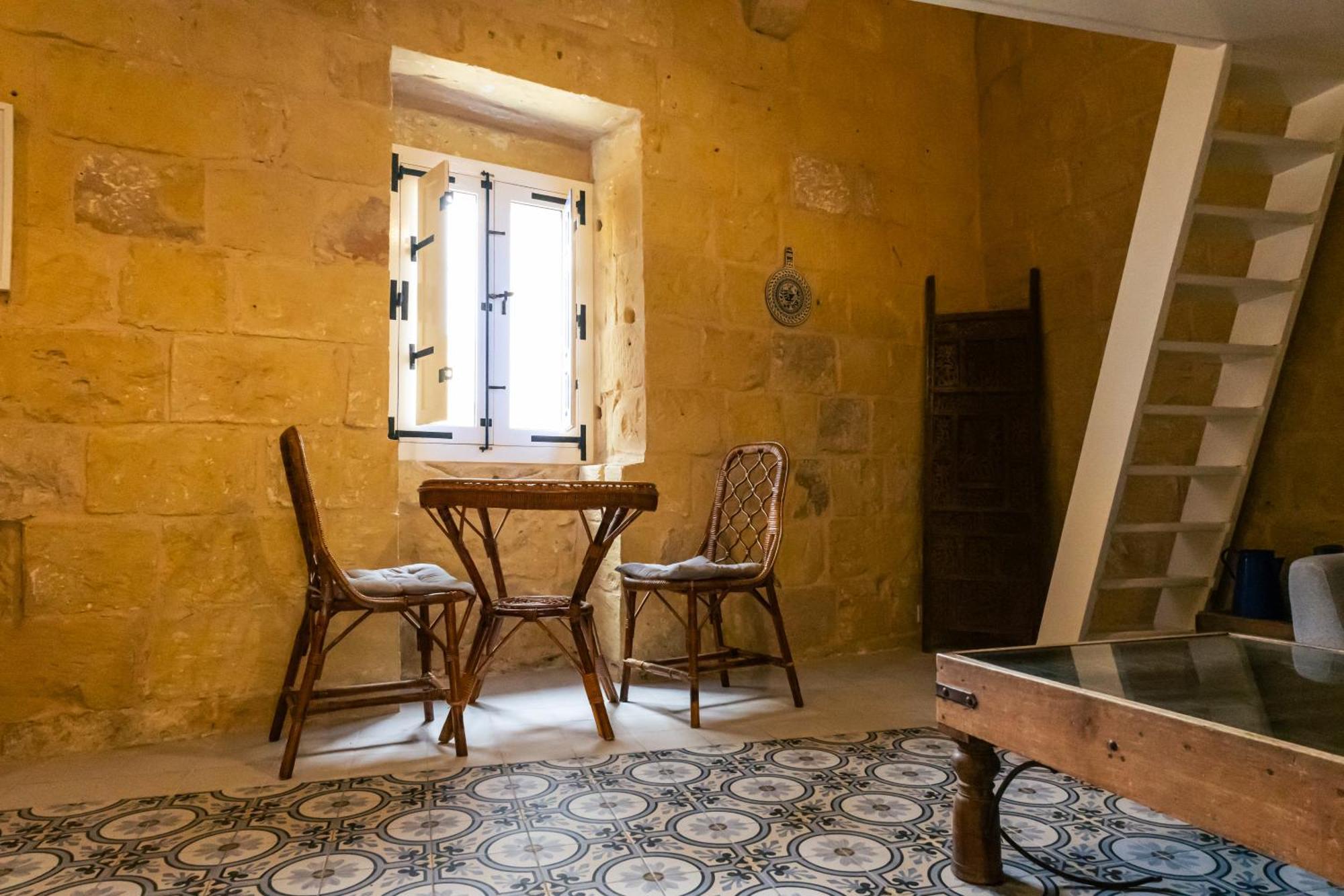 Historic Hideaways - 900 Year Old Converted Studios Victoria Esterno foto