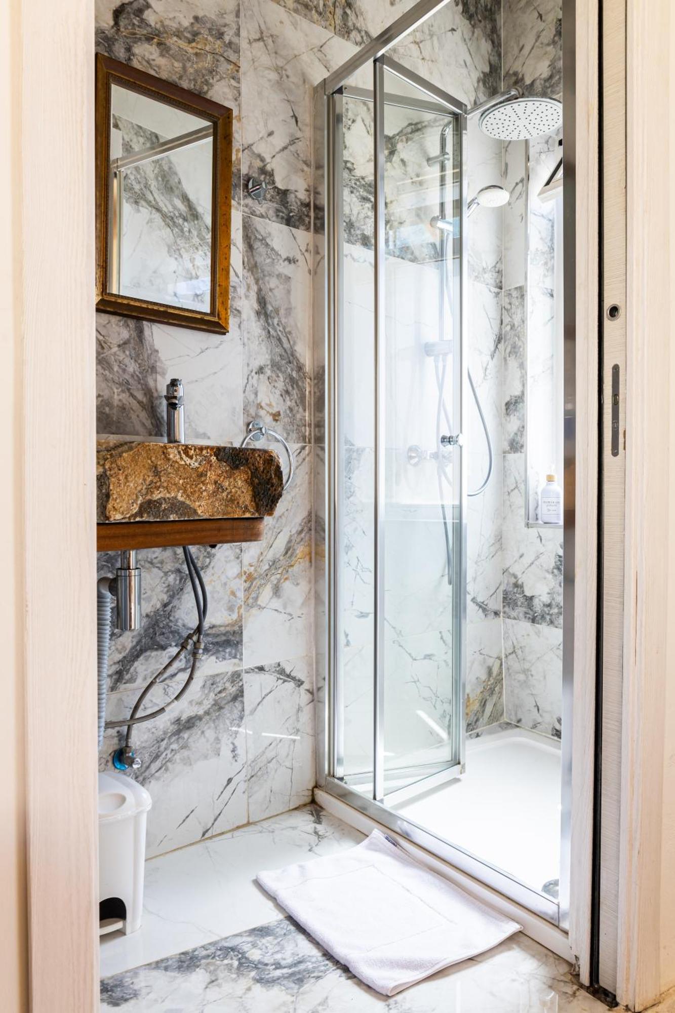 Historic Hideaways - 900 Year Old Converted Studios Victoria Esterno foto
