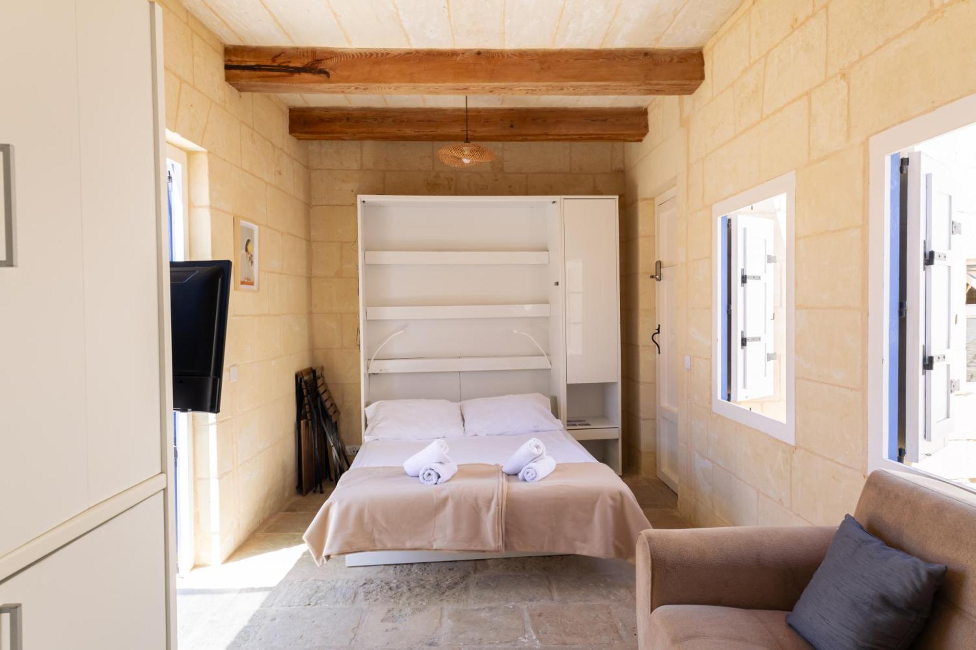 Historic Hideaways - 900 Year Old Converted Studios Victoria Esterno foto