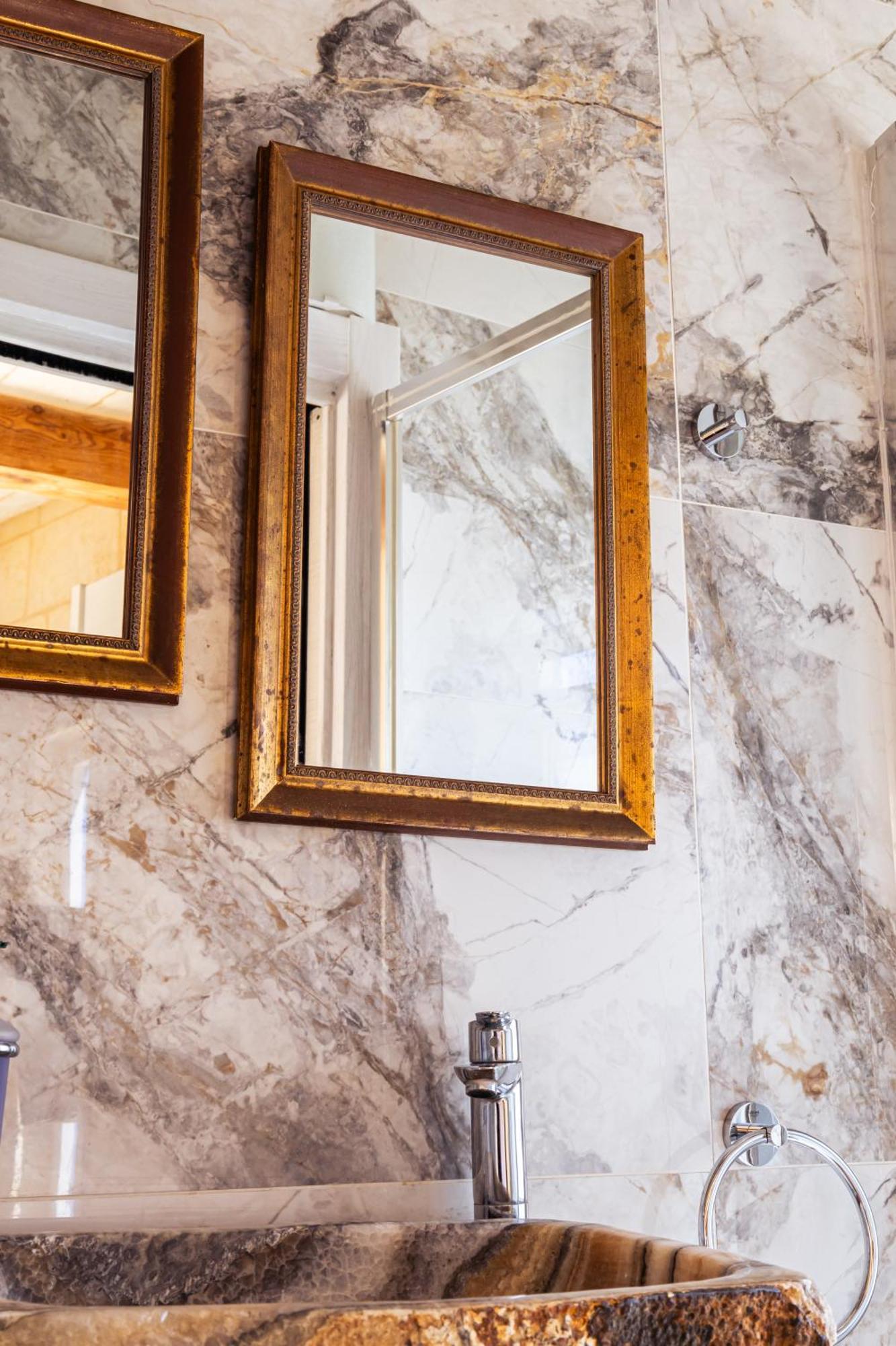Historic Hideaways - 900 Year Old Converted Studios Victoria Esterno foto
