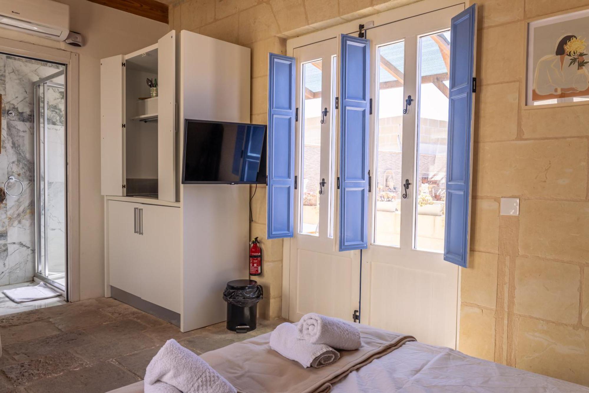 Historic Hideaways - 900 Year Old Converted Studios Victoria Esterno foto