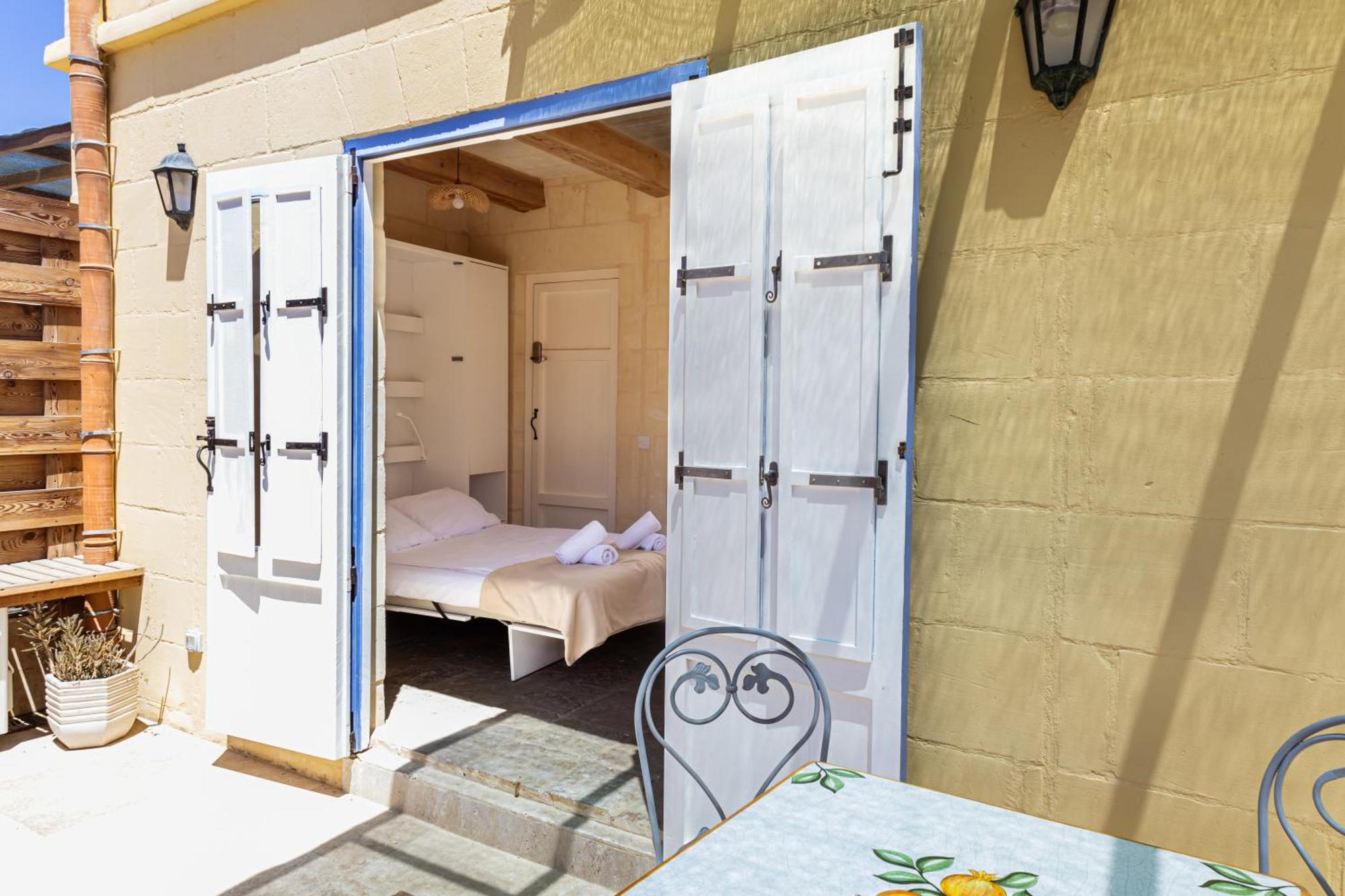 Historic Hideaways - 900 Year Old Converted Studios Victoria Esterno foto