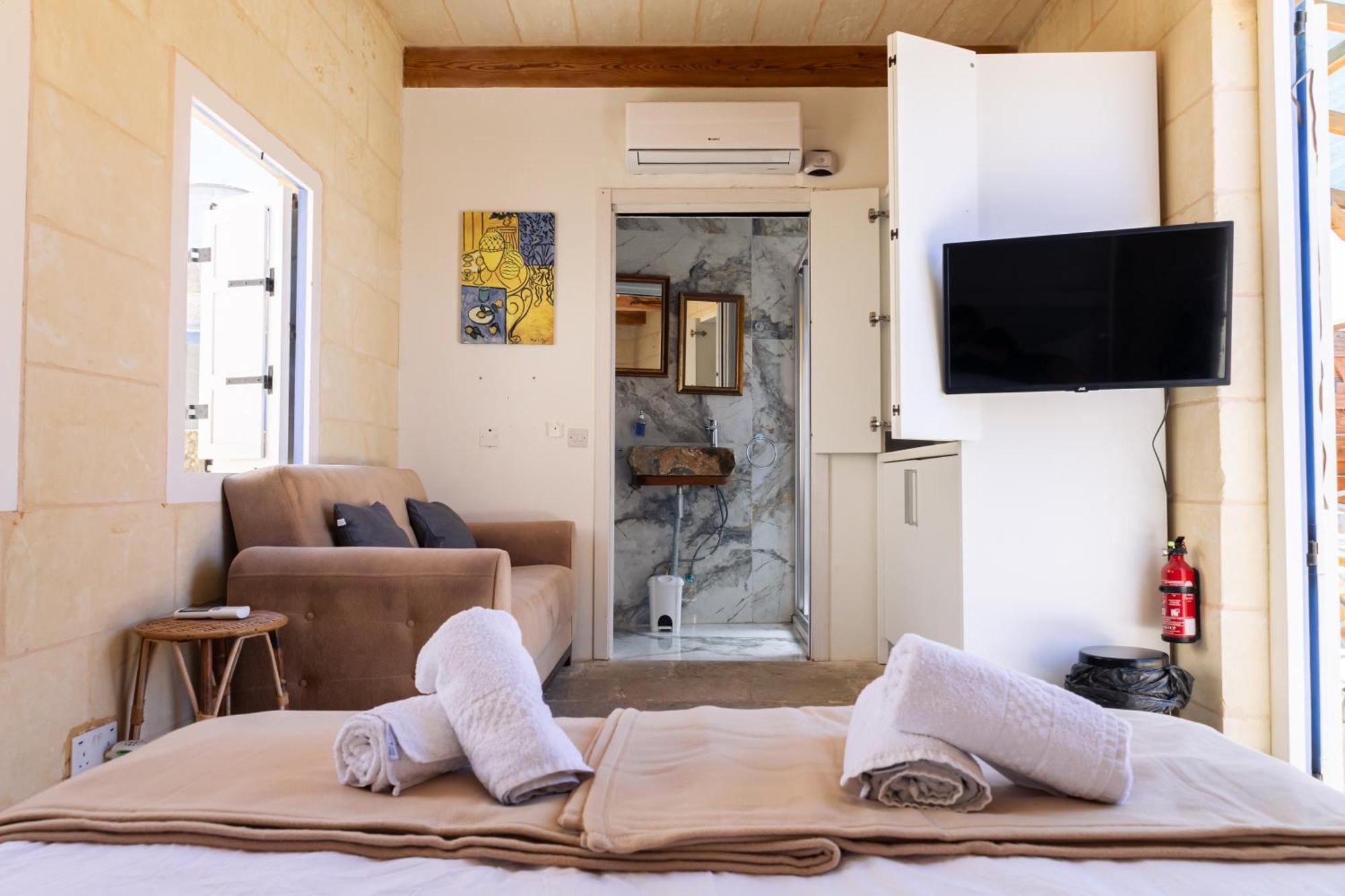 Historic Hideaways - 900 Year Old Converted Studios Victoria Esterno foto
