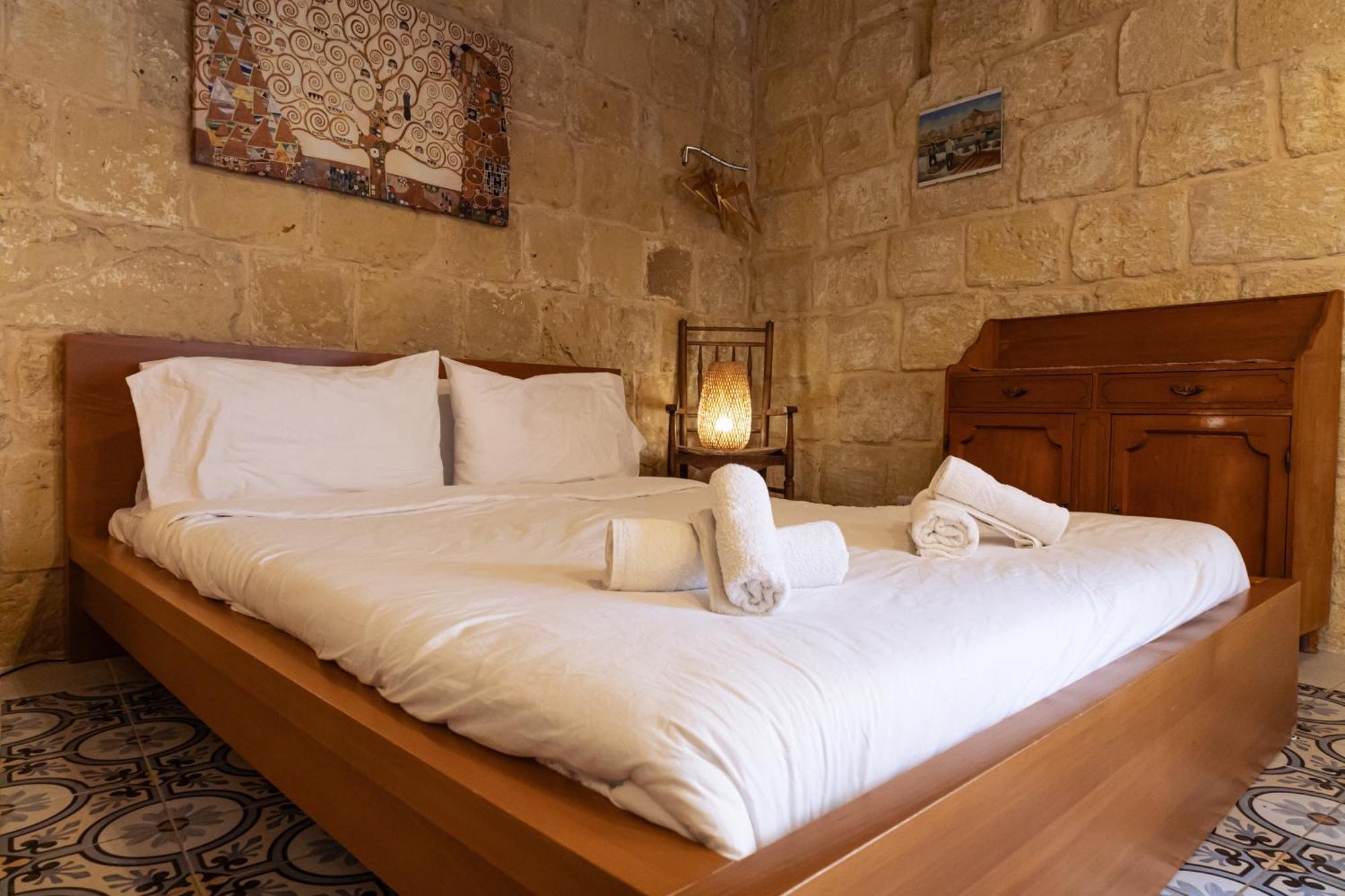 Historic Hideaways - 900 Year Old Converted Studios Victoria Esterno foto
