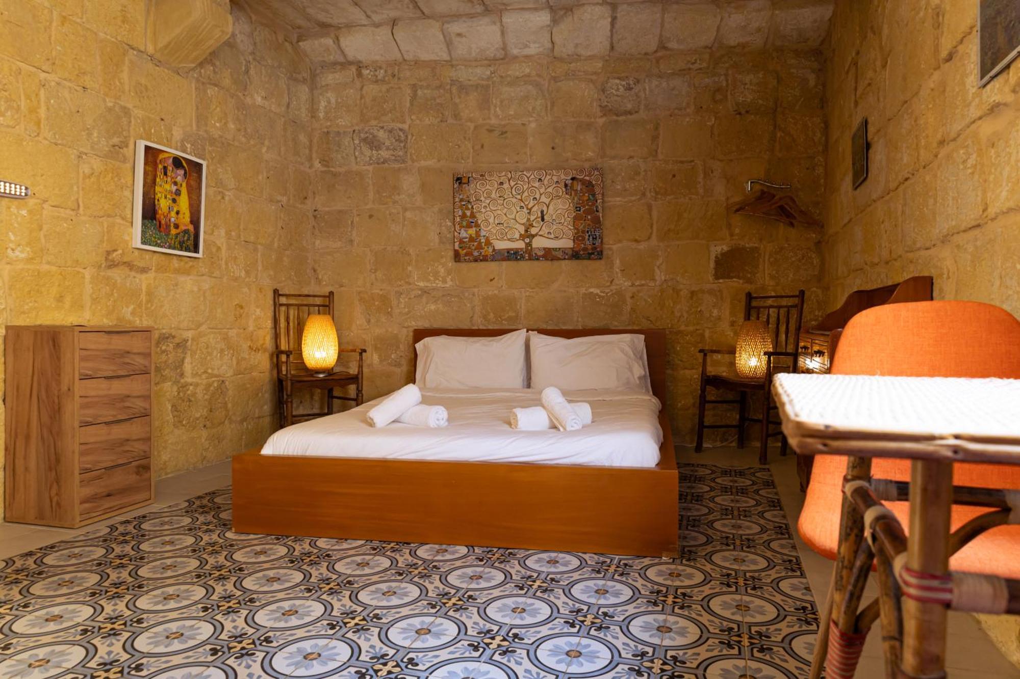 Historic Hideaways - 900 Year Old Converted Studios Victoria Esterno foto
