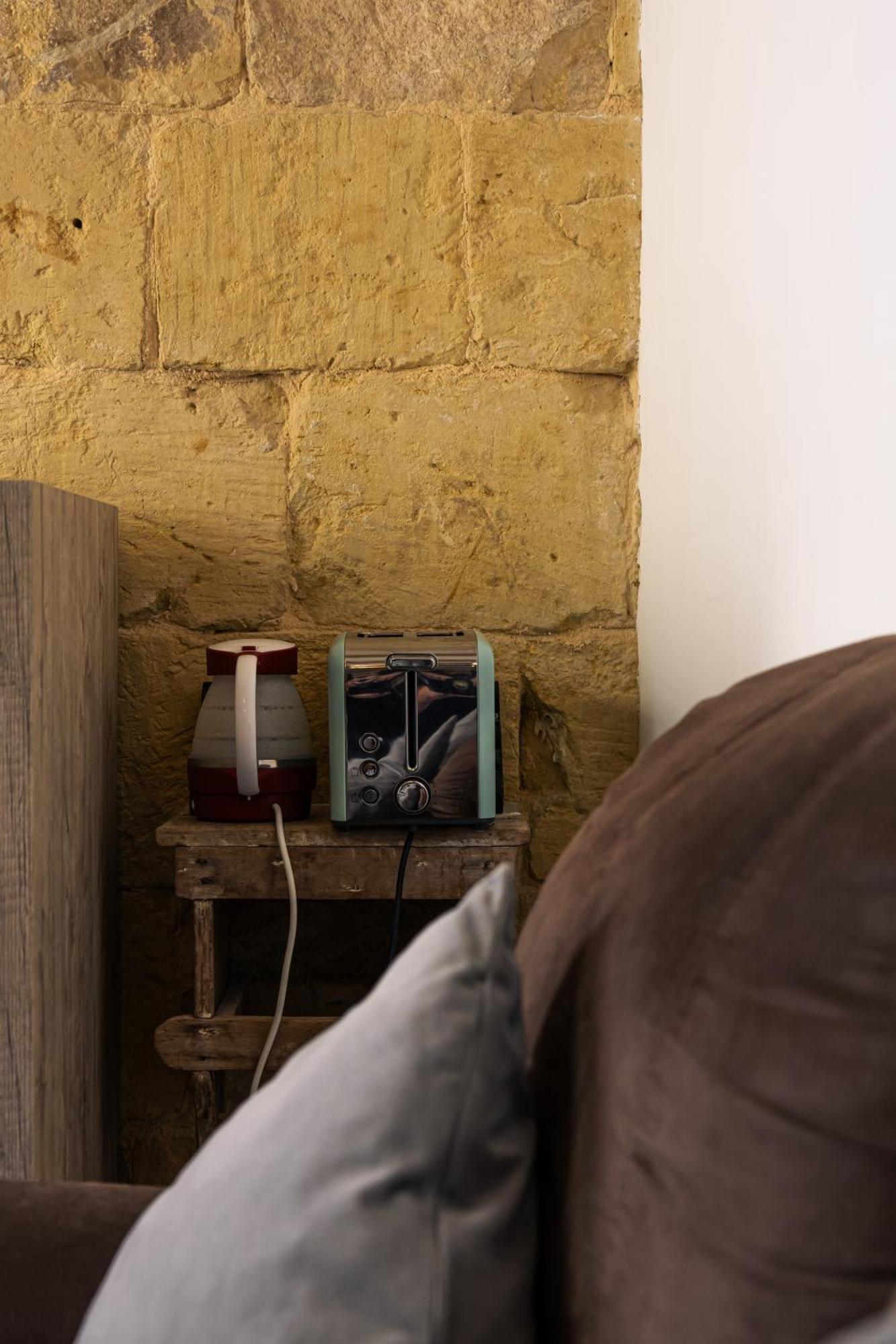 Historic Hideaways - 900 Year Old Converted Studios Victoria Esterno foto