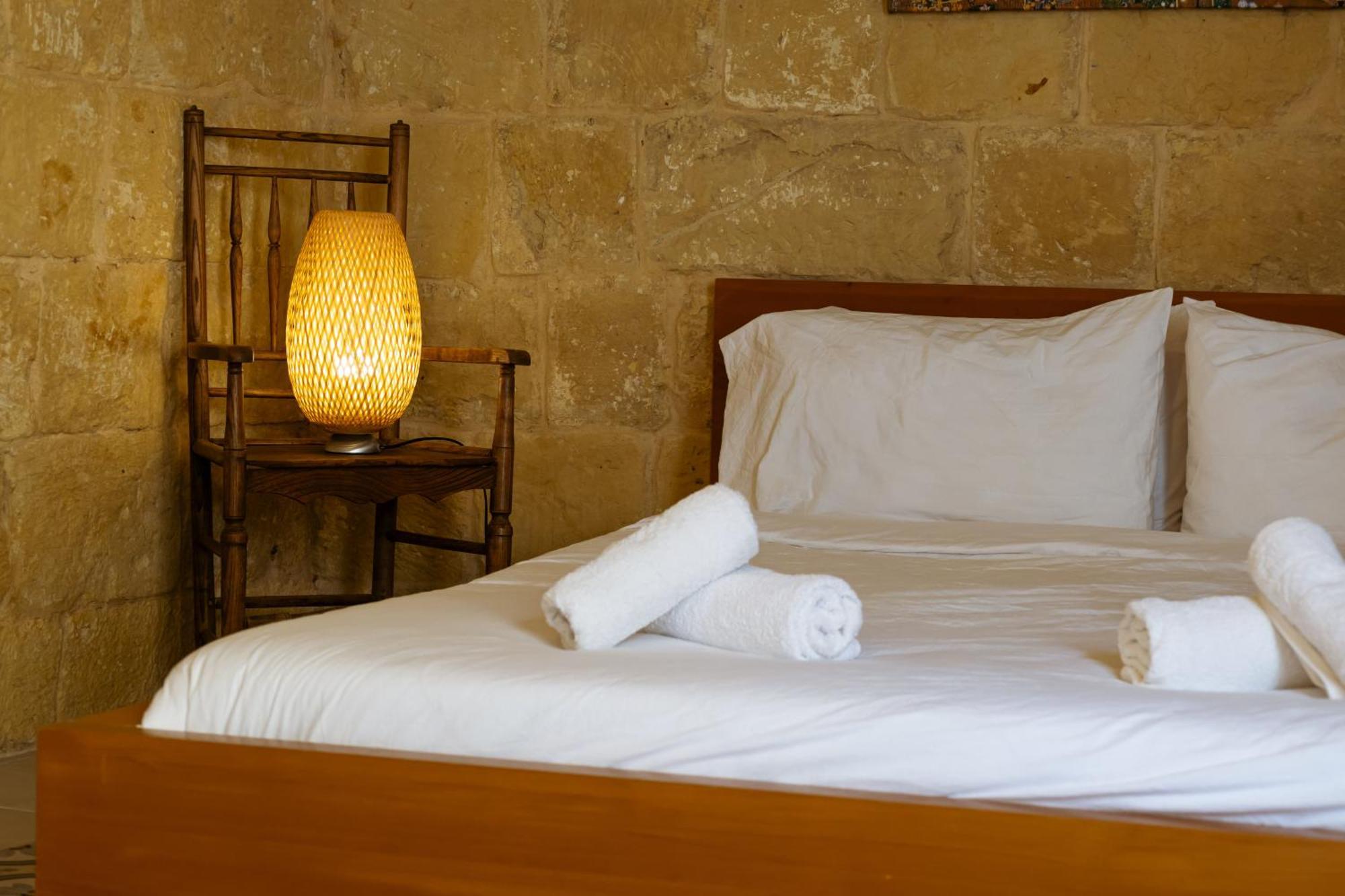Historic Hideaways - 900 Year Old Converted Studios Victoria Esterno foto