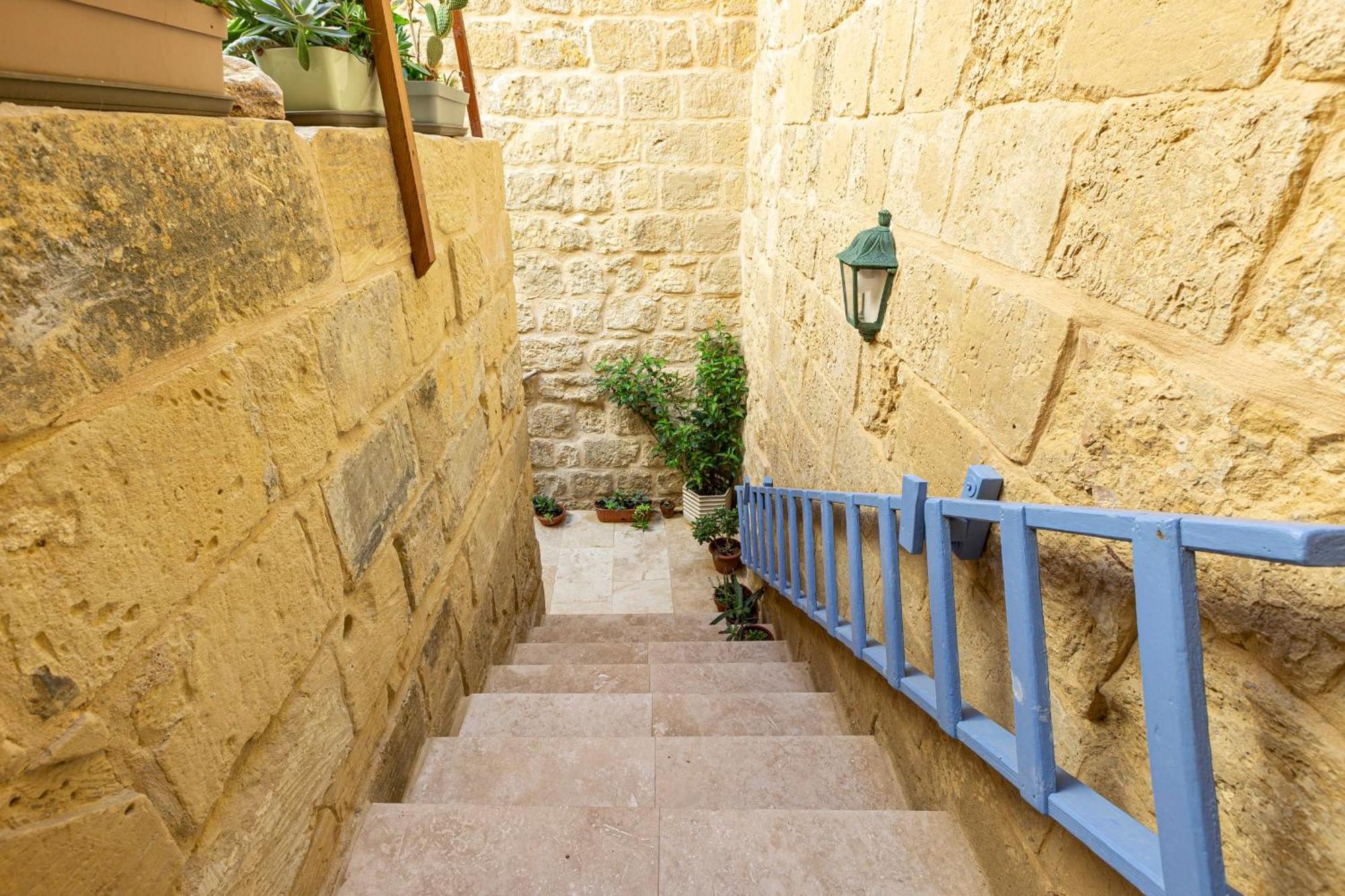 Historic Hideaways - 900 Year Old Converted Studios Victoria Esterno foto