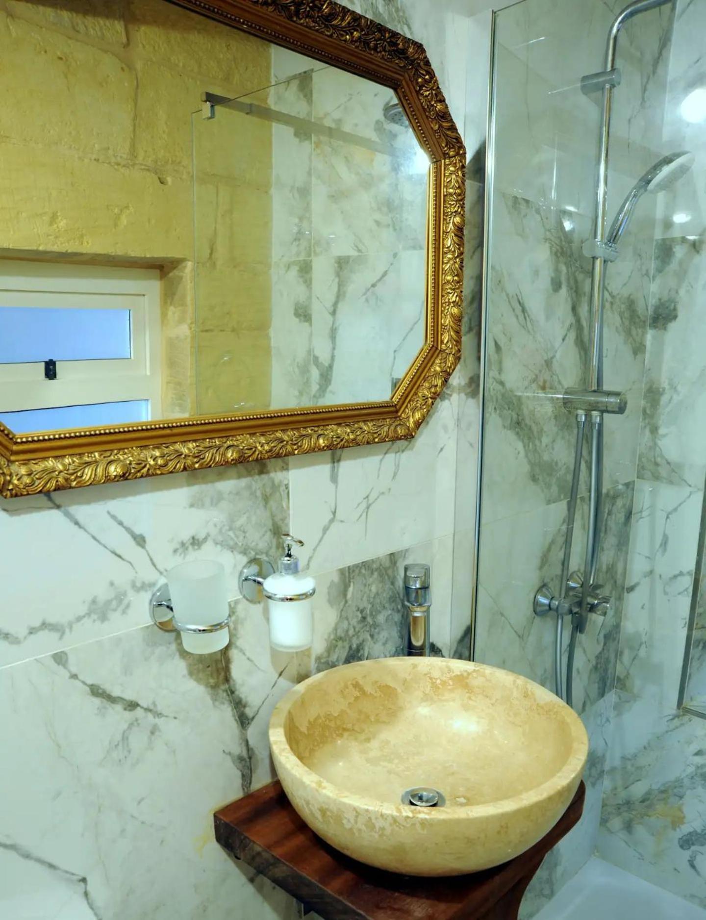 Historic Hideaways - 900 Year Old Converted Studios Victoria Esterno foto