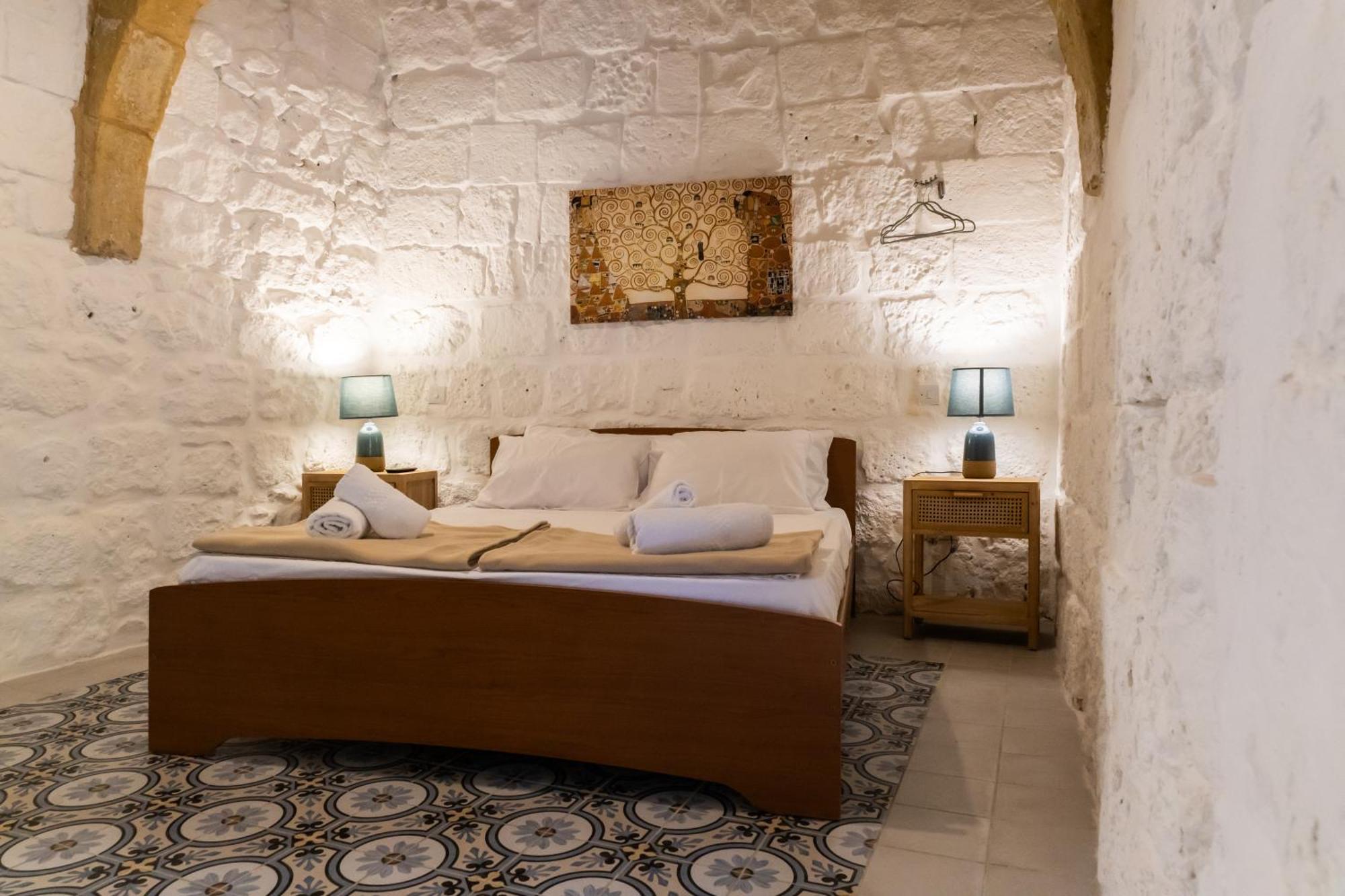 Historic Hideaways - 900 Year Old Converted Studios Victoria Esterno foto