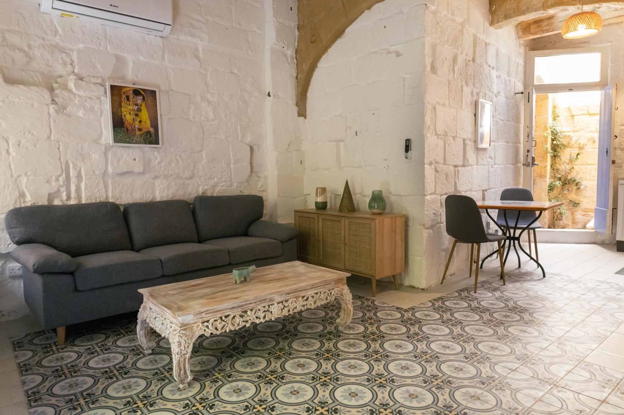 Historic Hideaways - 900 Year Old Converted Studios Victoria Esterno foto