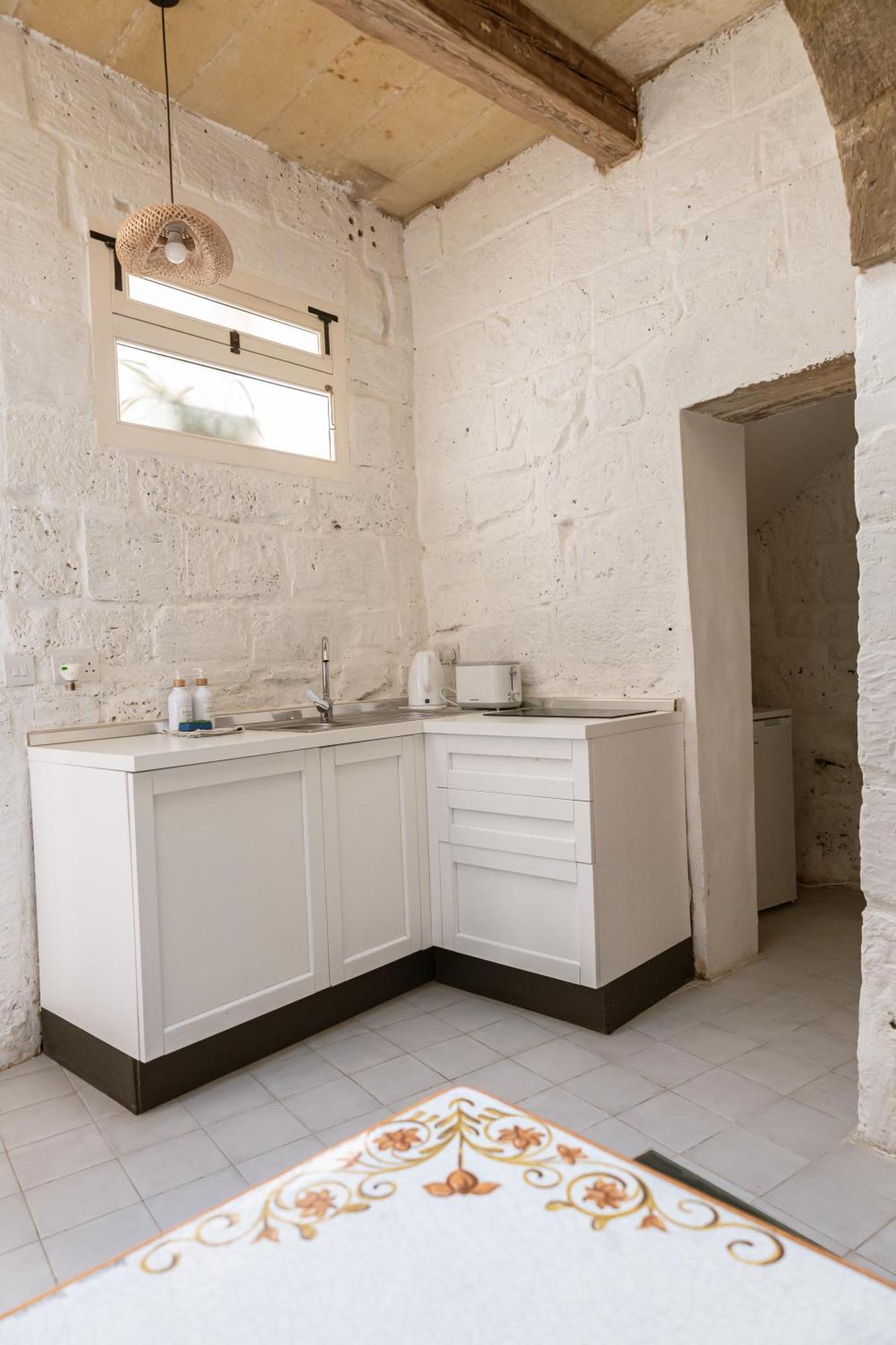 Historic Hideaways - 900 Year Old Converted Studios Victoria Esterno foto