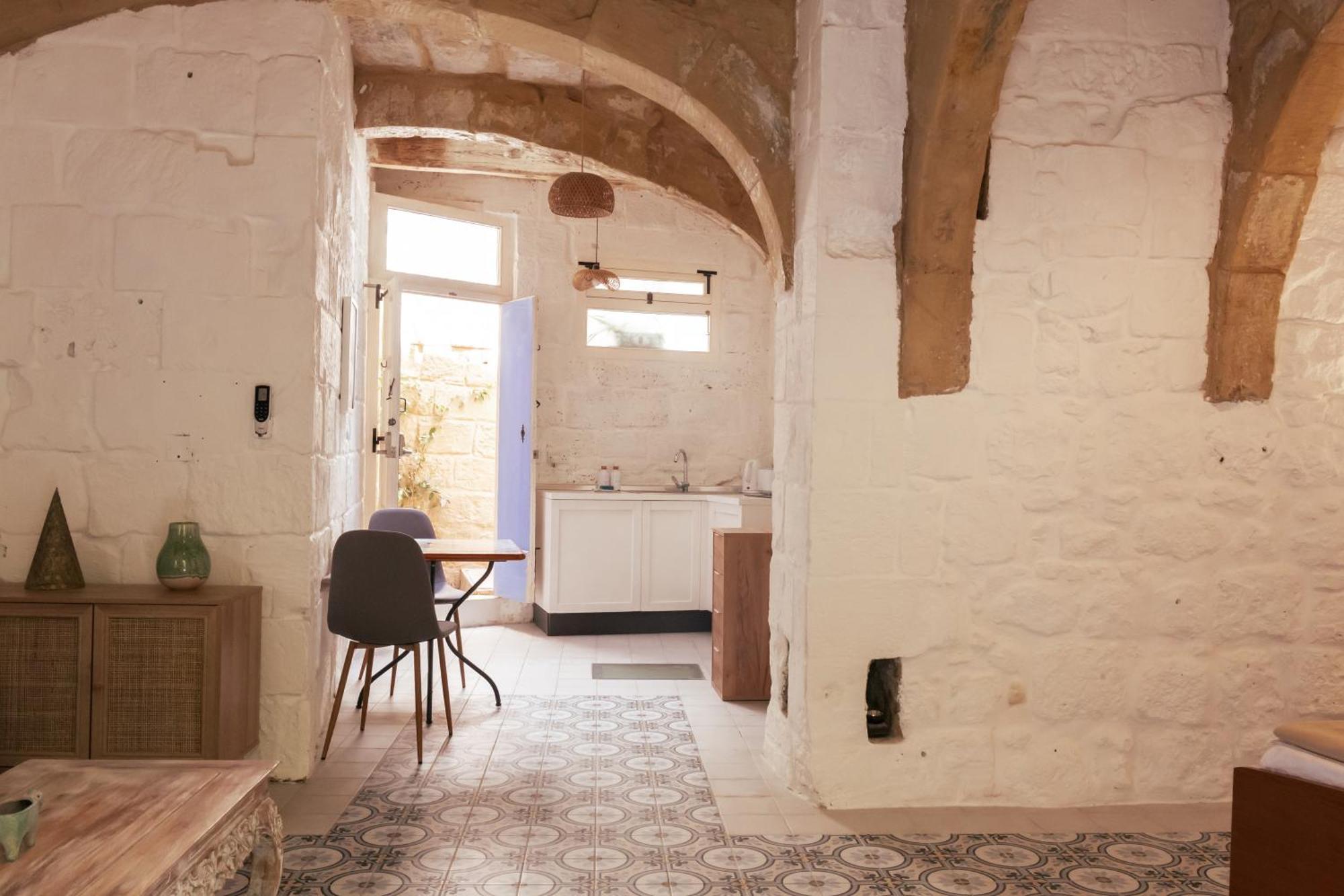 Historic Hideaways - 900 Year Old Converted Studios Victoria Esterno foto