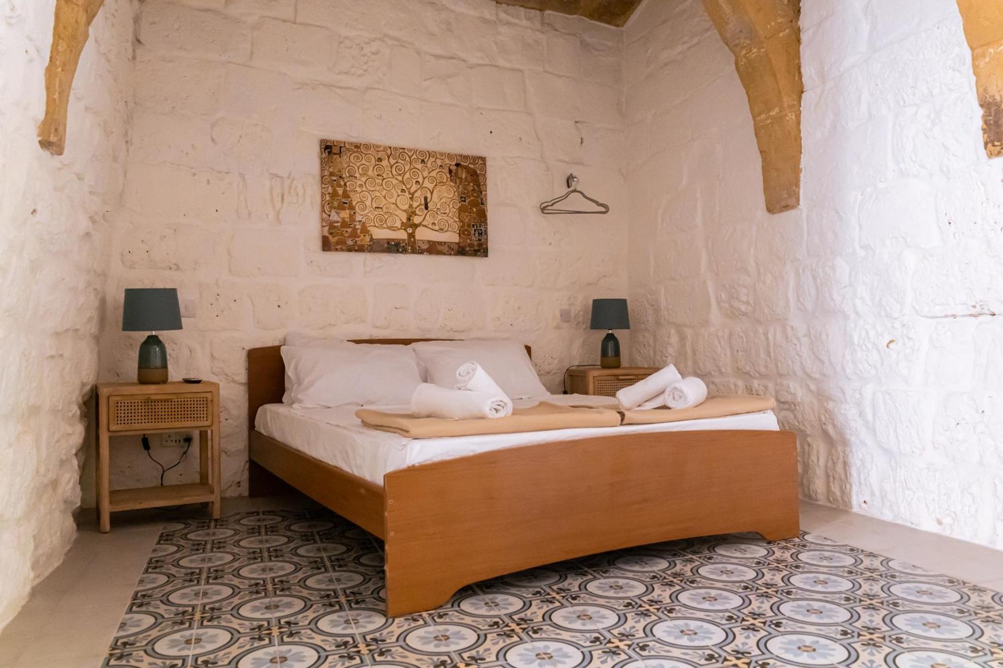 Historic Hideaways - 900 Year Old Converted Studios Victoria Esterno foto