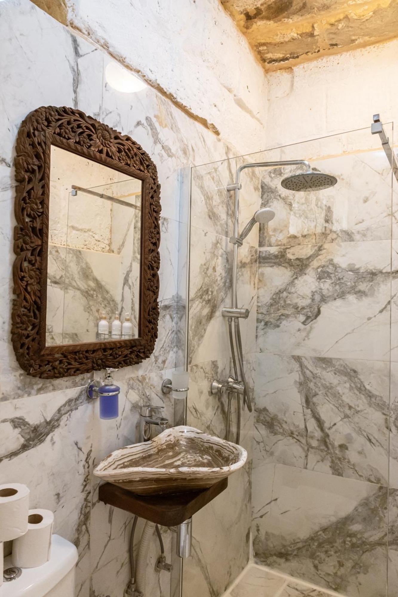 Historic Hideaways - 900 Year Old Converted Studios Victoria Esterno foto