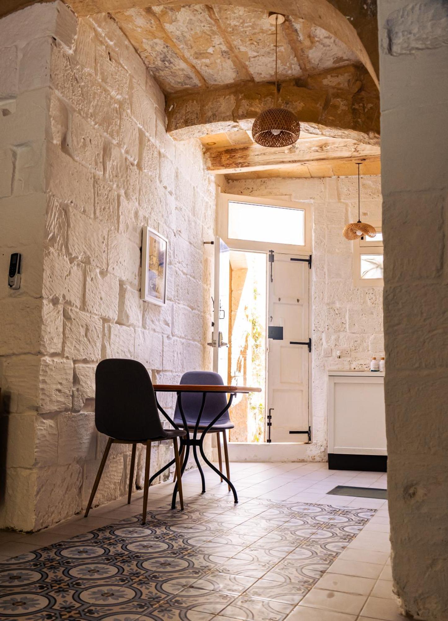 Historic Hideaways - 900 Year Old Converted Studios Victoria Esterno foto