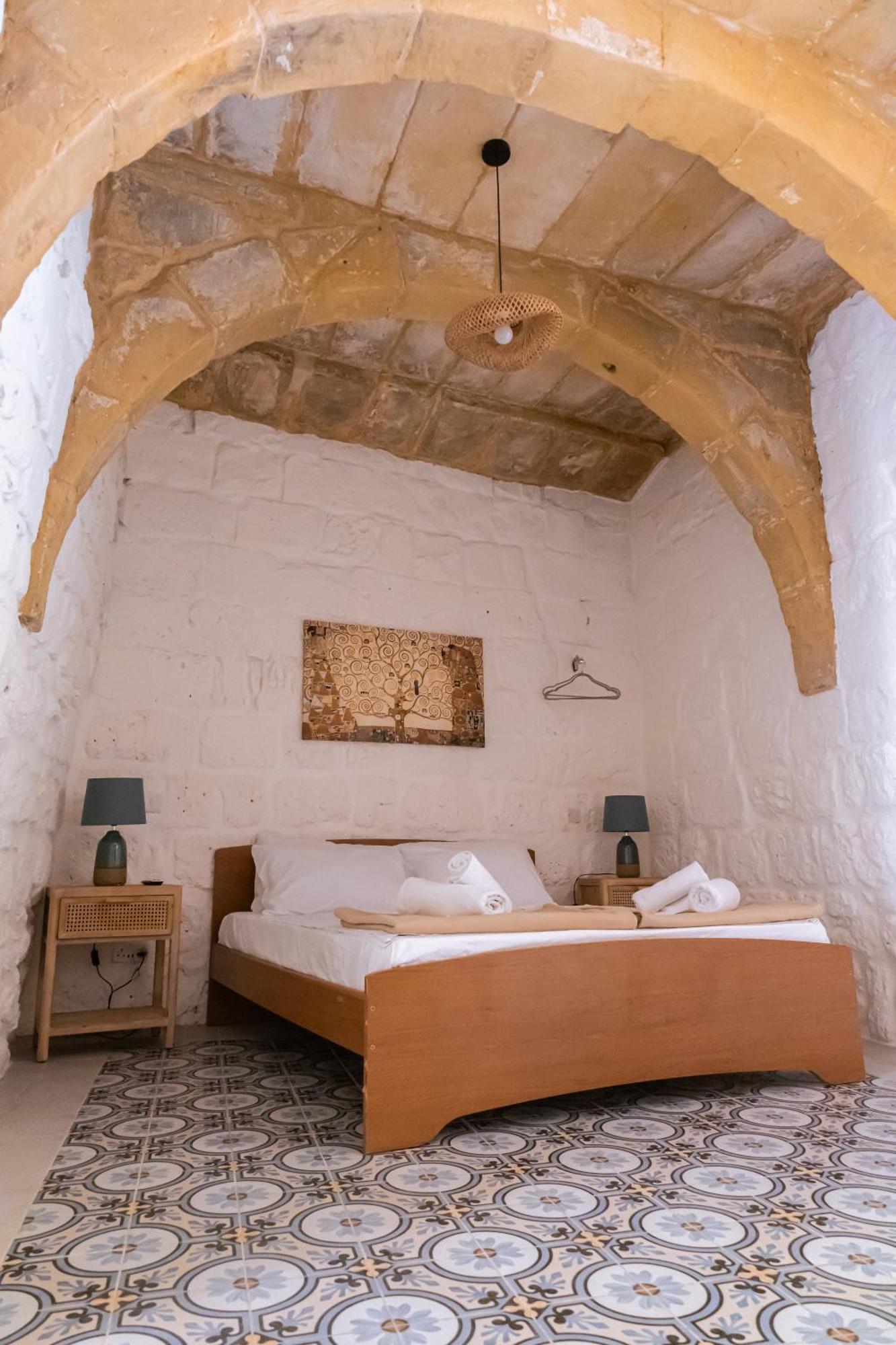 Historic Hideaways - 900 Year Old Converted Studios Victoria Esterno foto