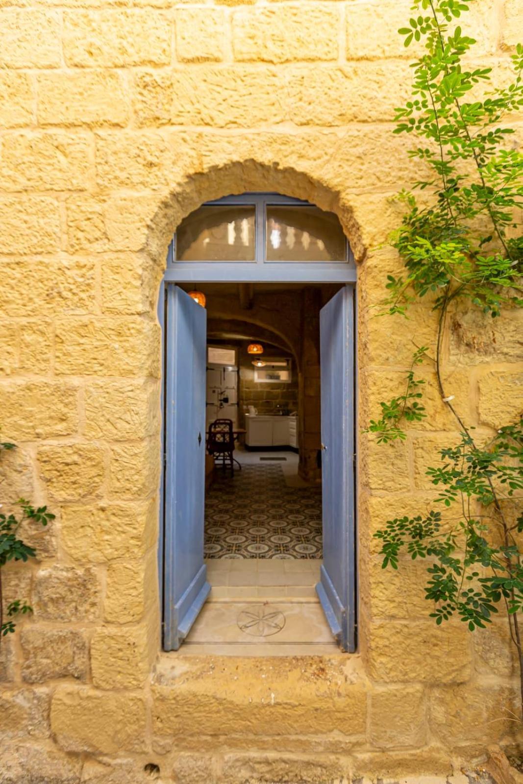 Historic Hideaways - 900 Year Old Converted Studios Victoria Esterno foto